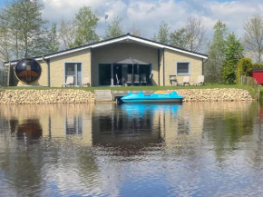 Ferienhaus am See mit Panorama Außensauna, hauseigenem Tretboot uvm.